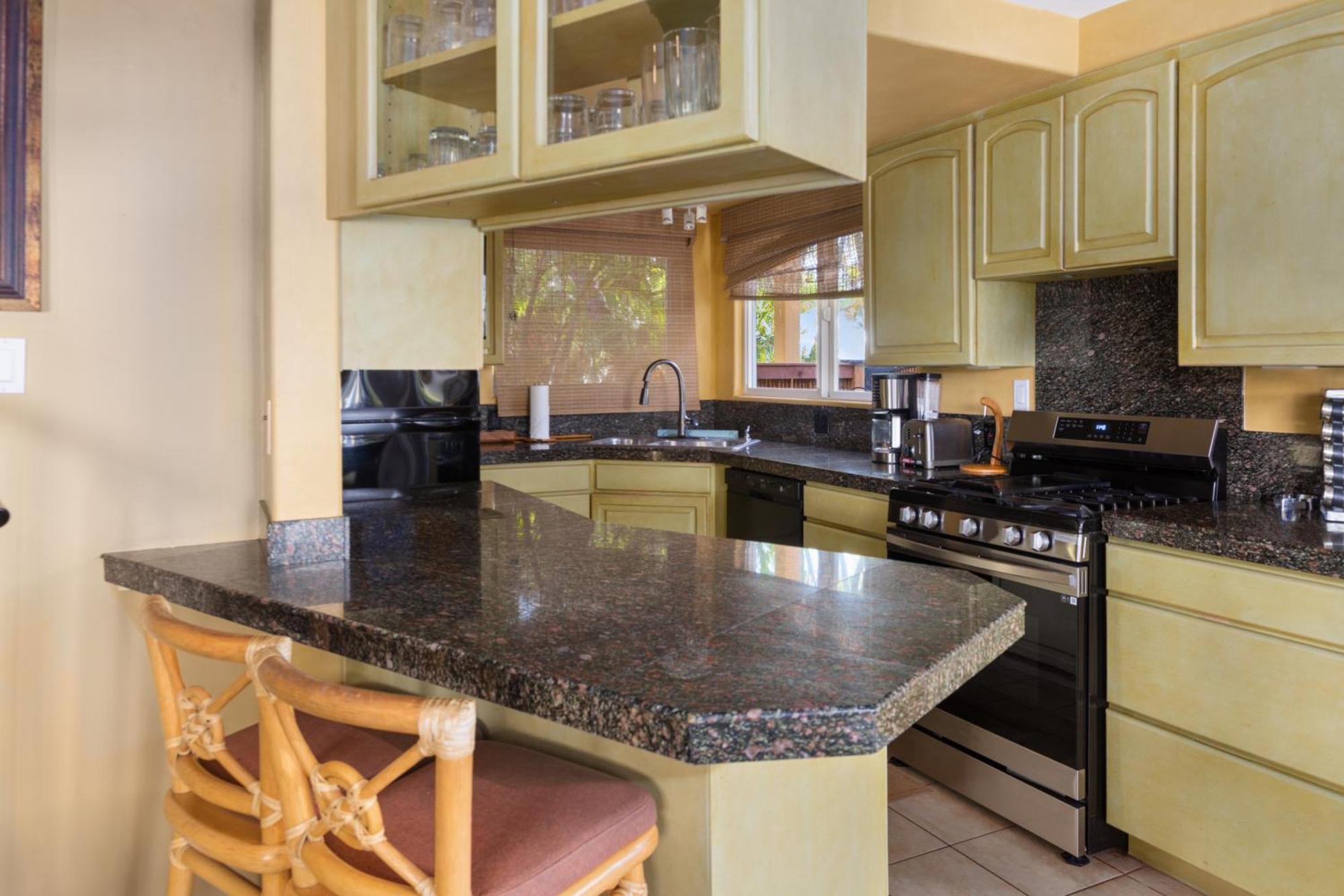 Plumeria Suite, 2-Bedrooms, Sleeps 6, Pool & Bbq, Pre-Renovation Summer Sale Kihei Esterno foto