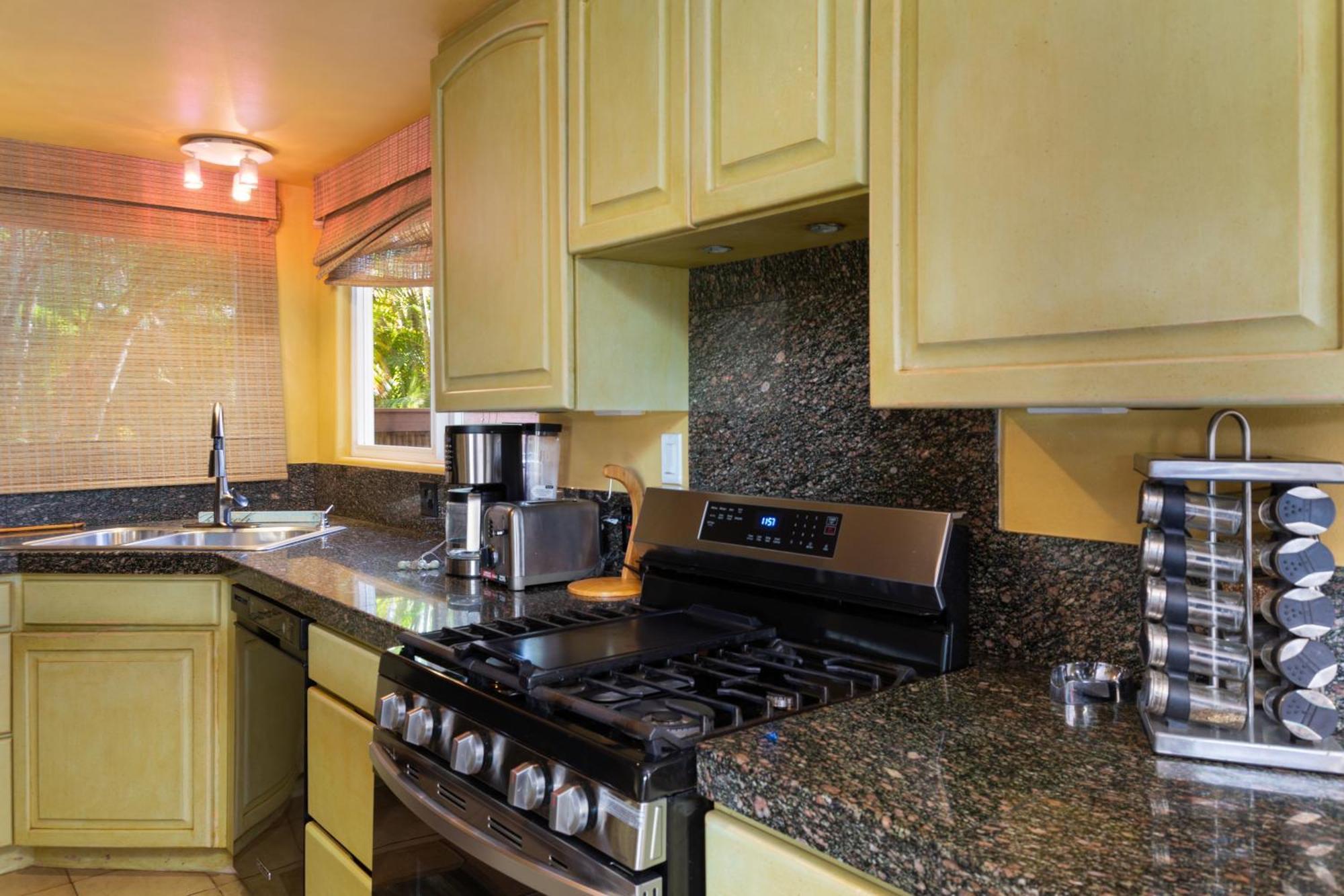 Plumeria Suite, 2-Bedrooms, Sleeps 6, Pool & Bbq, Pre-Renovation Summer Sale Kihei Esterno foto