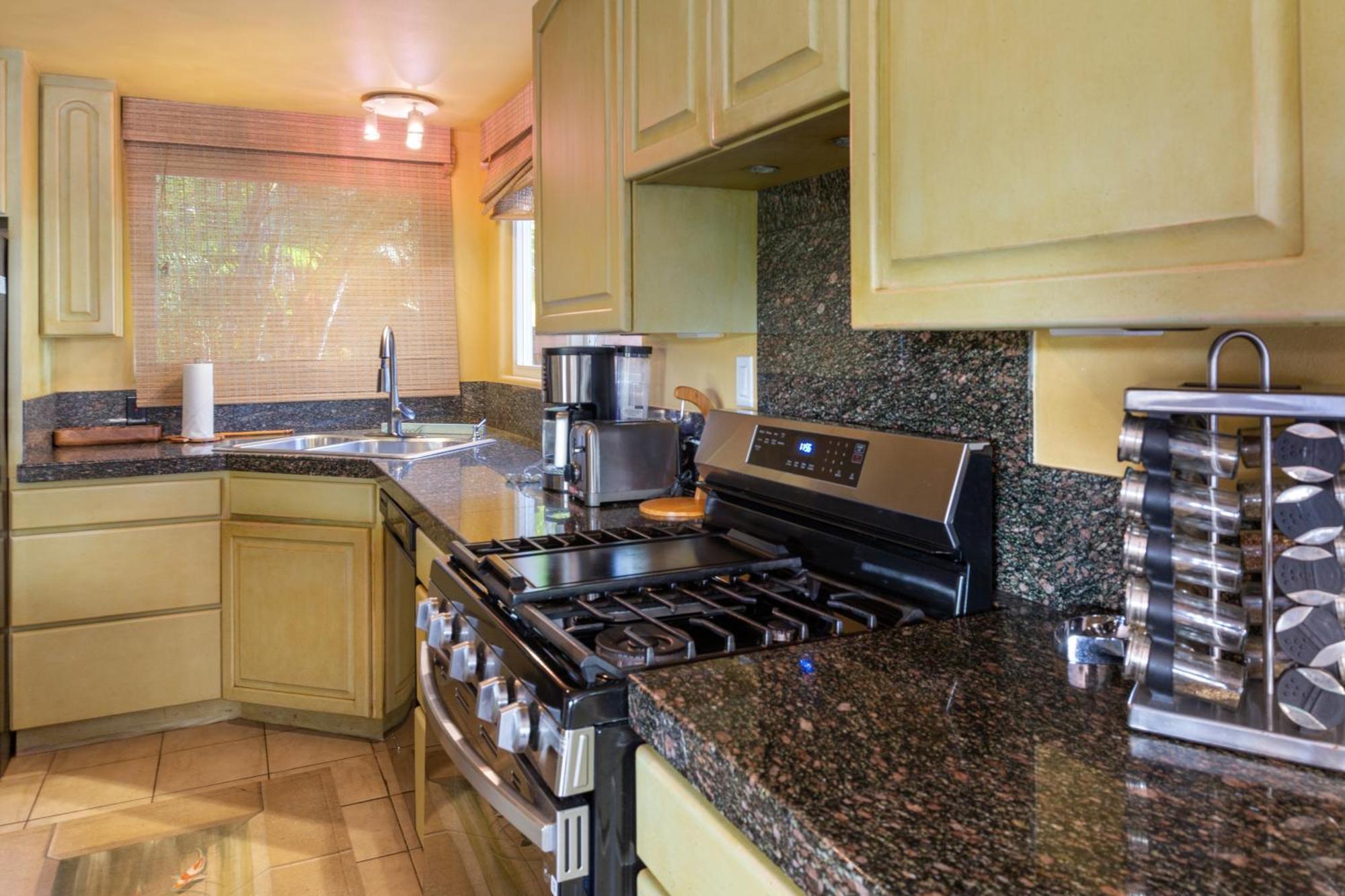 Plumeria Suite, 2-Bedrooms, Sleeps 6, Pool & Bbq, Pre-Renovation Summer Sale Kihei Esterno foto