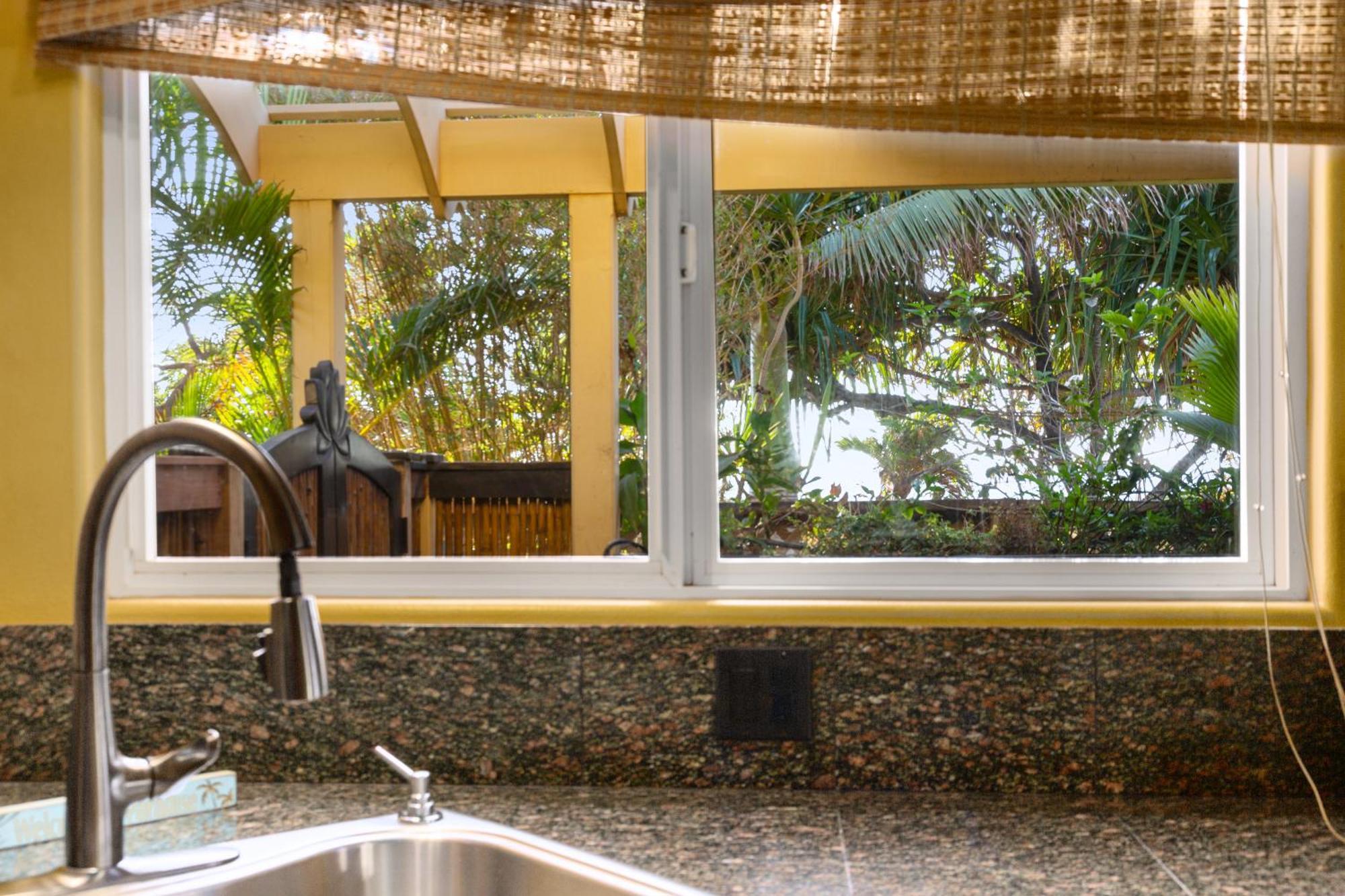 Plumeria Suite, 2-Bedrooms, Sleeps 6, Pool & Bbq, Pre-Renovation Summer Sale Kihei Esterno foto